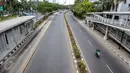 Suasana sepi jalan protokol di kawasan Kuningan, Jakarta, Kamis (16/7/2015). H-1 jelang Lebaran, situasi Ibukota Jakarta sudah sepi ditinggal warganya yang mudik ke kampung halaman. (Liputan6.com/Faizal Fanani)