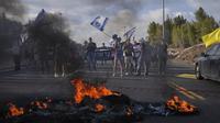 Demonstran&nbsp;Israel memblokir jalan saat aksi di dekat Yerusalem Minggu (17/8/2025), menuntut pembebasan sandera Hamas dan menolak keputusan pemerintah mengambil alih Kota Gaza. (Dok. AP Photo/Ohad Zwigenberg)