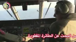 Pilot pesawat Mesir berada di kokpit saat operasi pencarian pesawat EgyptAir yang diduga jatuh ke Laut Mediterania, Kamis (19/5). Pesawat EgyptAir yang membawa 69 penumpang dan kru menghilang dari pantauan radar. (Egyptian Military/Handout via Reuters)