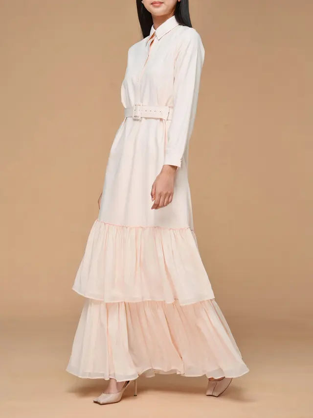 Gamis dengan Detail Ruffle dan Layer Bertumpuk