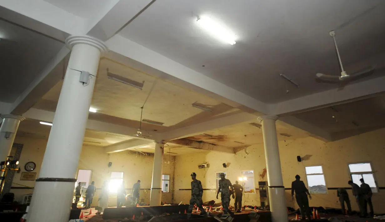 Petugas militer Arab Saudi melakukan investigasi di dalam masjid usai serangan bom bunuh diri di Abha, Kamis (6/8/2015). Menurut pemerintah setempat, serangan tersebut diduga dilakukan oleh kelompok ekstremis ISIS. (REUTERS/Saudi Press Agency/Handout)