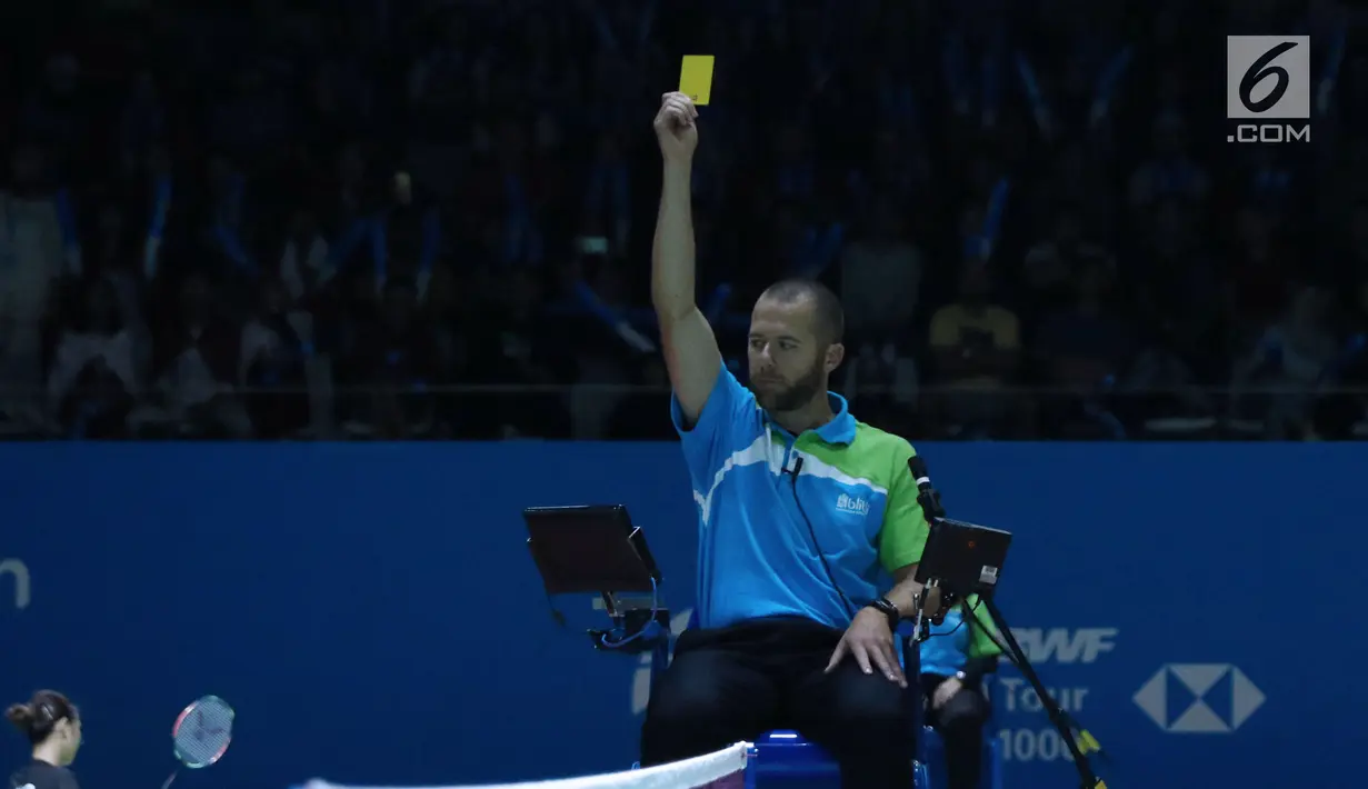 Wasit mengangkat kartu kuning saat memimpin laga ganda putra Indonesia, Kevin Sanjaya Sukomuljo/Marcus F Gideon melawan Mads Conrad Petersen/Mads Pieter Kolding (Denmark)di 8 besar Indonesia Open 2018, Istora GBK, (6/7). (Liputan6.com/Helmi Fithriansyah)
