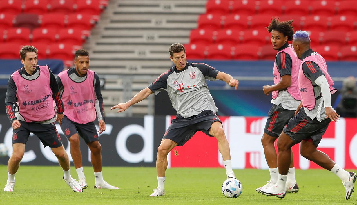 Pemain Bayern Munchen, Robert Lewandowski, saat mengikuti sesi latihan jelang pertandingan Piala Super Eropa 2020 di Puskas Arena, Budapest, Kamis (24/9/2020). Bayern Munchen akan menghadapi juara Liga Europa, Sevilla. (AFP/Bernadett Szabo)