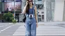 Penampilannya begitu memikat dengan denim kekinian yang menampilkan motif ikonis dari Loewe. [Foto: Instagram/ Sabrina Chairunnisa]