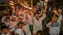 Di sepanjang rute, peserta mengumandangkan shalawat, menabuh beduk, dan melantunkan nyanyian islami. (Juni KRISWANTO/AFP)