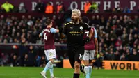 Penyerang Manchester City, Sergio Aguero melakukan selebrasi usai mencetak gol ke gawang Aston Villa, pada laga di Villar Park, Birmingham, Minggu (12/1/2020). (AFP / Paul Ellis)