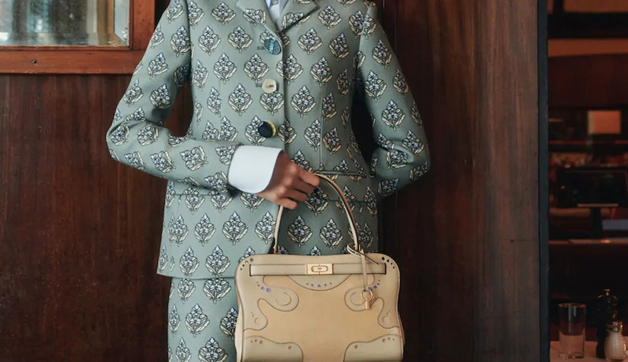 Ada juga handbag berwarna nude yang memiliki tali panjang (Foto: Tory Burch)