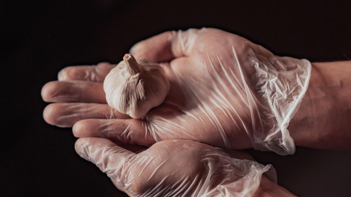 Cara Menghilangkan Bau Bawang dari Wadah Plastik