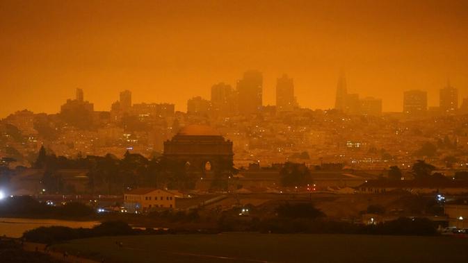 Pemandangan kabut asap yang menyelimuti San Francisco, Amerika Serikat, Rabu (9/9/2020). Kebakaran hutan di seluruh Barat mengakibatkan langit San Francisco hingga Seattle berwarna oranye yang menakutkan. (AP Photo/Eric Risberg)