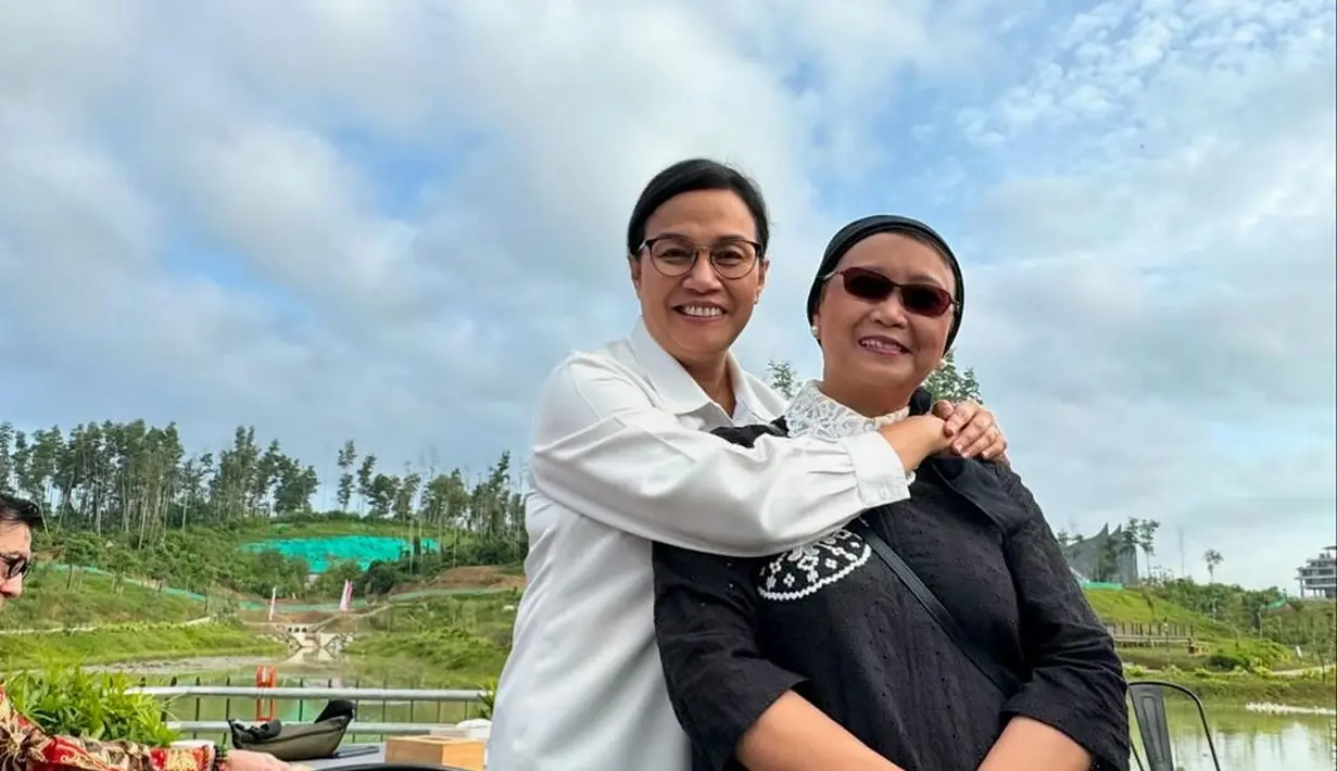 Momen tersebut turut diabadikan para menteri seperti Sri Mulyani dan sahabatnya, Retno Marsudi berfoto dengan berbagai pemandangan calon ibu kota baru itu.  Penampilan duo bestie yang kerap kali tampil kompak ini juga tak luput dari perhatian.  [@smindrawati].