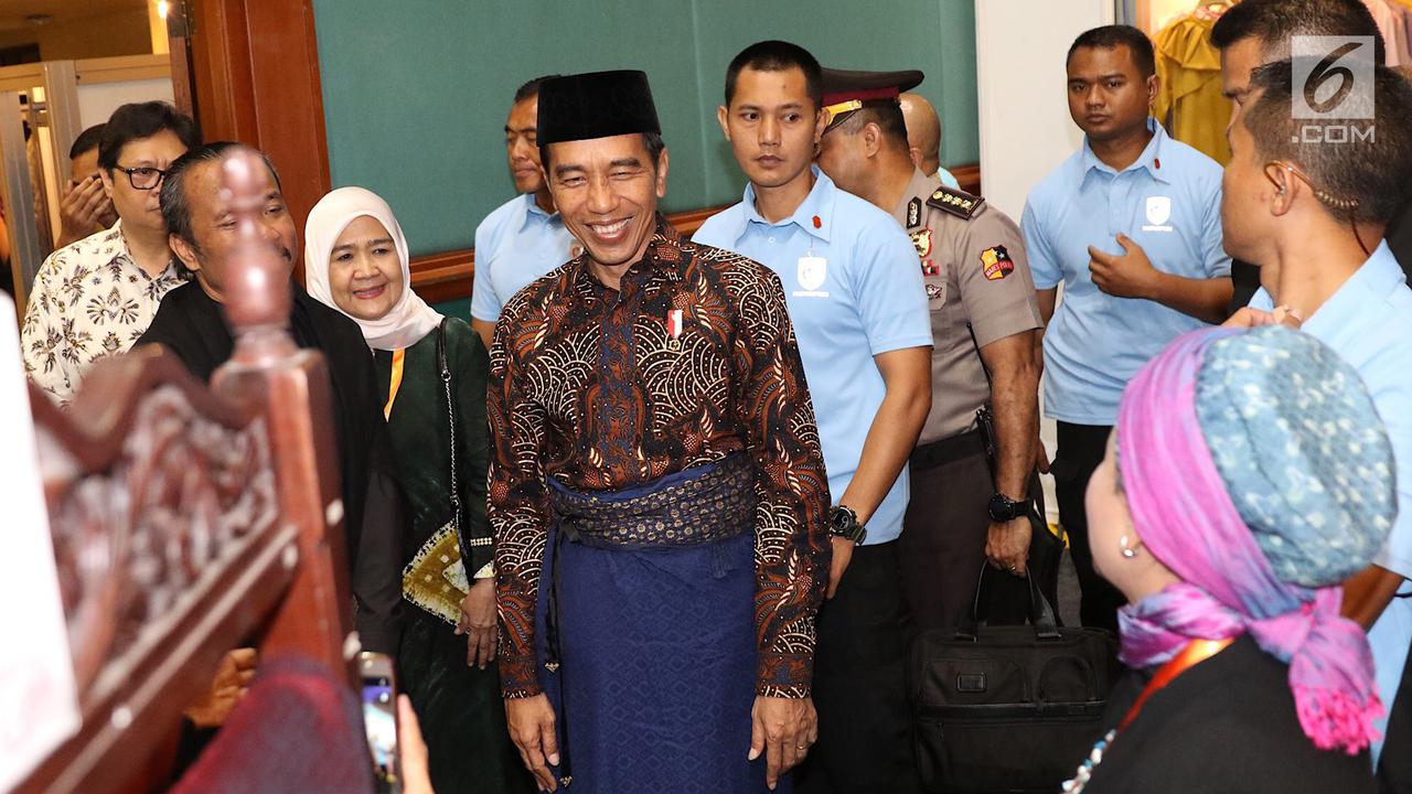 Pakai Sarung dan Peci, Jokowi Buka Muslim Fashion Festival 2018