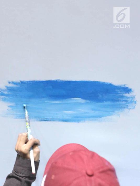 Penyandang disabilitas melukis mural di kanvas sepanjang 20 meter di Balai Kota DKI Jakarta, Kamis (11/10). Kegiatan tersebut diadakan sebagai sarana untuk para penyandang disabilitas berkarya. (Liputan6.com/Immanuel Antonius)