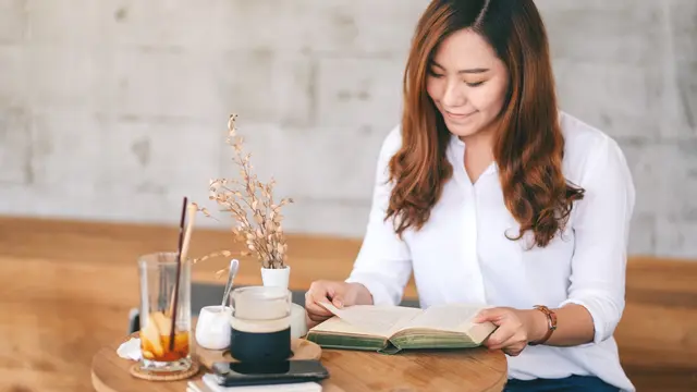 wanita juli buku tentang kehidupan