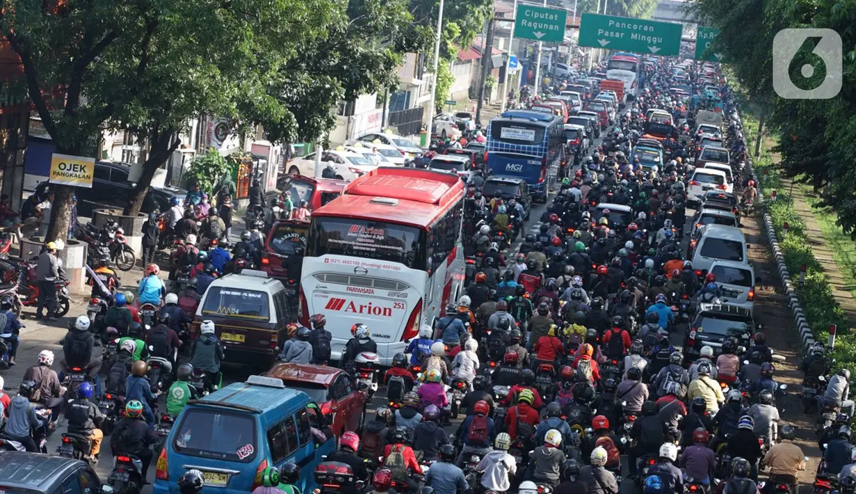 Suasana kendaraan terjebak macet di i Jalan Lenteng Agung Raya, Tanjung Barat, Jakarta Selatan, Selasa (20/10/2020). Mulai meningkatnya aktivitas warga selama PSBB transisi menyebabkan kemacetan kembali terjadi di sejumlah titik Ibu Kota. (Liputan6.com/Immanuel Antonius)