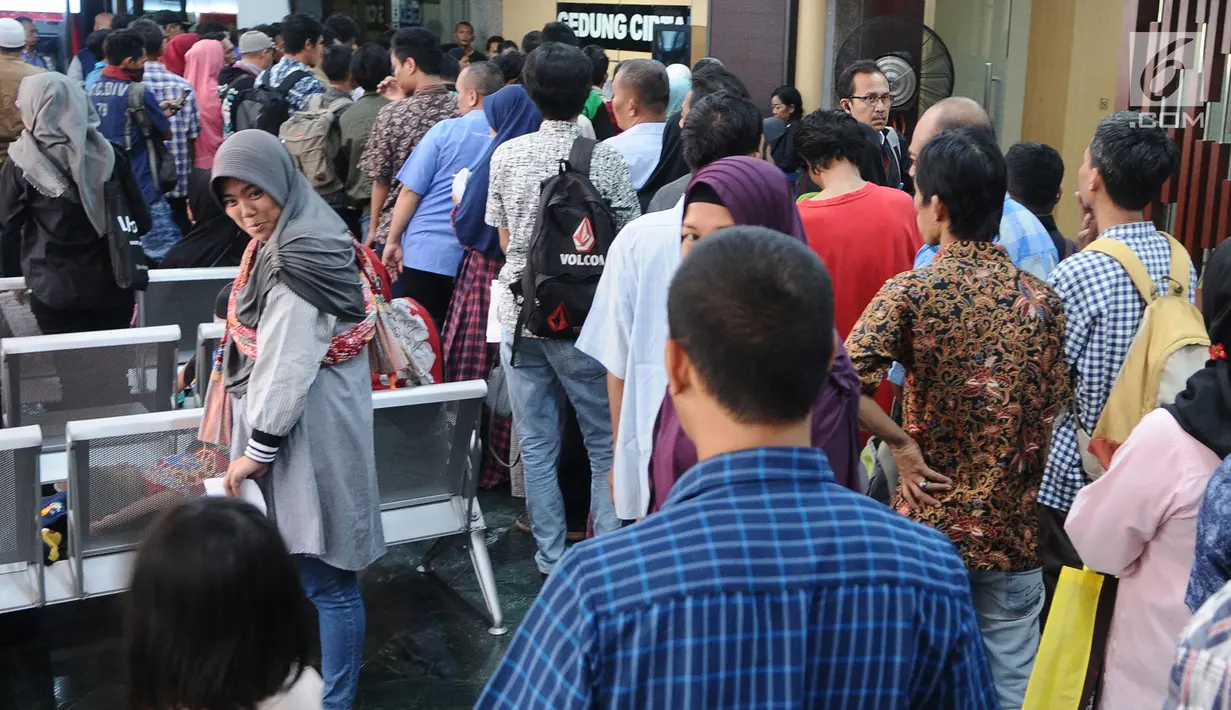 Warga mengantri  untuk mendaftar  mudik gratis di Kantor Kemenhub, Jakarta, Senin (25/03). Pendaftaran mudik gratis  sudah mulai dibuka pada Rabu (20/3), Pendaftaran akan ditutup apabila kuota  terpenuhi, warga harus mendaftar online di laman mudikgratis.dephub.go.id.Liputan6.com/ Herman Zakharia