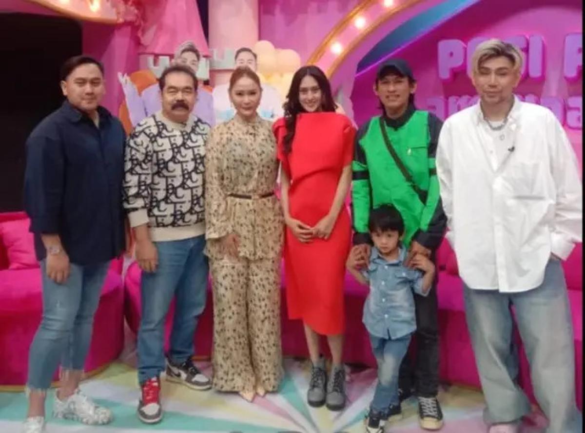 Viral Wanita Pengamen Sambil Gendong Anak Disebut Cantik Bak Model, Sempat Dikira Menyamar