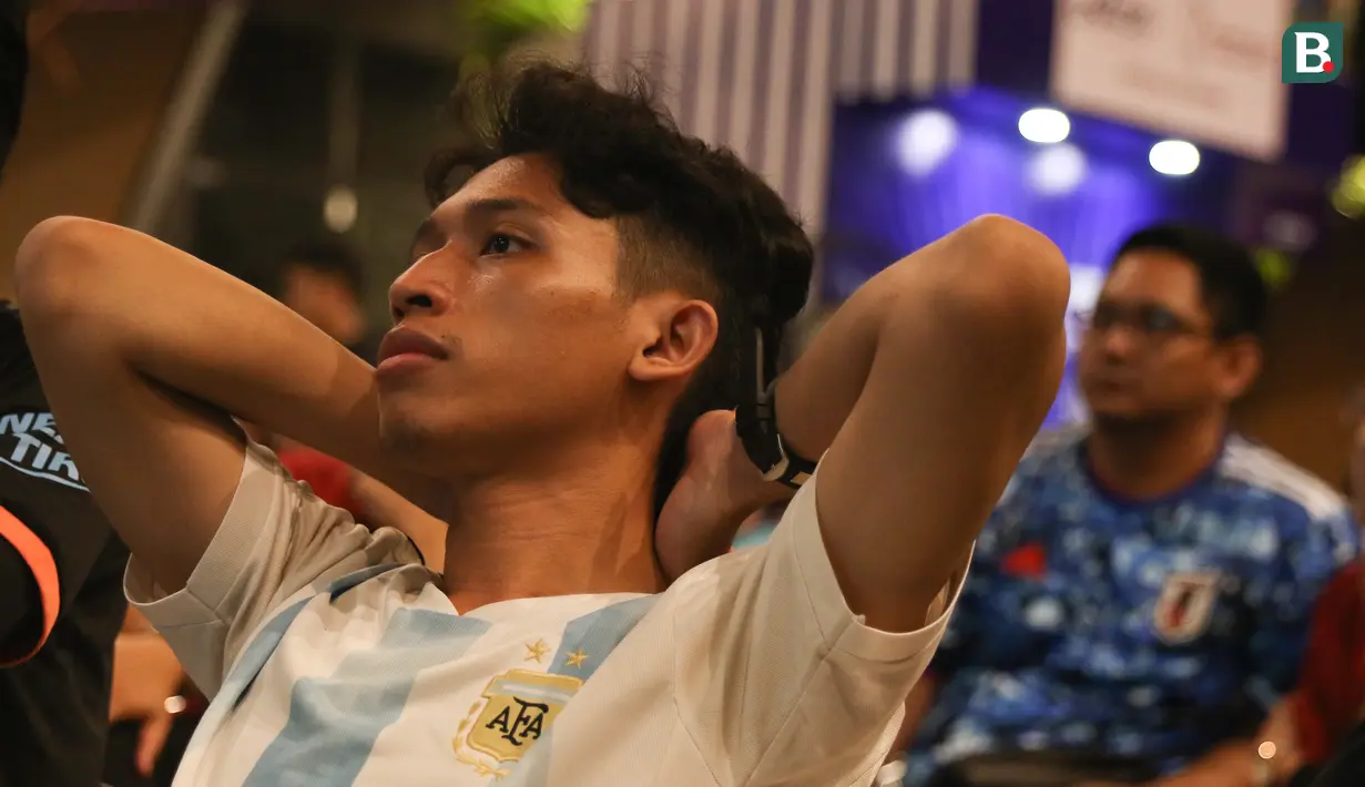 <p>&nbsp;</p>
<p>Reaksi kecewa pendukung Timnas Argentina ketika timnya tertinggal dari Timnas Arab Saudi saat nonton bareng Piala Dunia 2022 bersama Aice di Asthana Kemang, Jakarta Selatan, Selasa (22/11/2022). (Bola.com/Bagaskara Lazuardi)</p>
