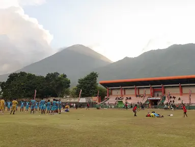 Ratusan anak mengikuti coaching clinic yang dilakukan oleh Malut United di Stadion Marimoi, Tidore, Selasa (15/8/2023) sore WIB. (Bola.com/Okie Prabhowo)