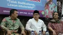 Menteri Pemuda dan Olahraga Imam Nahrawi (kiri) hadir dalam diskusi di DPP PKB, Jakarta, Minggu (23/7). Diskusi bertemakan "Merawat Keindonesiaan Tolak Radikalisme, Lawan Intoleransi" sekaligus rangkaian Harlah ke-19 PKB. (Liputan6.com/Faizal Fanani)
