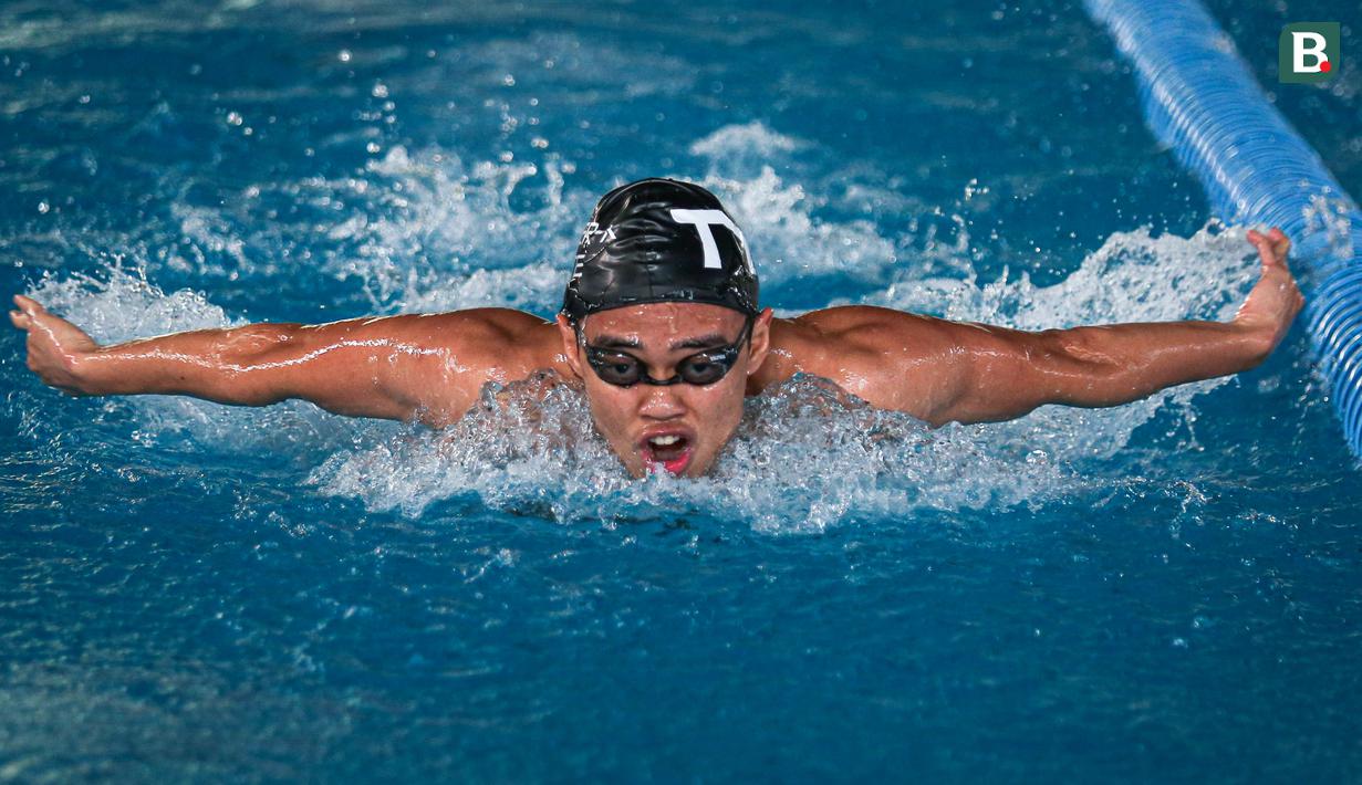 <p>Atlet renang Indonesia berlatih saat menjalani Pelatnas untuk SEA Games 2023 di Stadion Akuatik GBK, Senayan, Jakarta, Rabu (05/04/2023). Indonesia akan mengikuti perhelatan olahraga terbesar Asia Tenggara tersebut pada 5 hingga 17 Mei 2023 di Kamboja. (Bola.com/Bagaskara Lazuardi)</p>