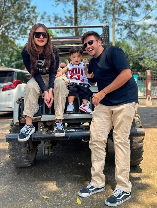 <p>Pria yang sempat tiga tahun bermain sepak bola di liga Spanyol Devisi 3 itu menganggap Adzam sudah seperti anaknya sendiri meski bukan anak kandungnya. [Instagram/ladislao_9]</p>