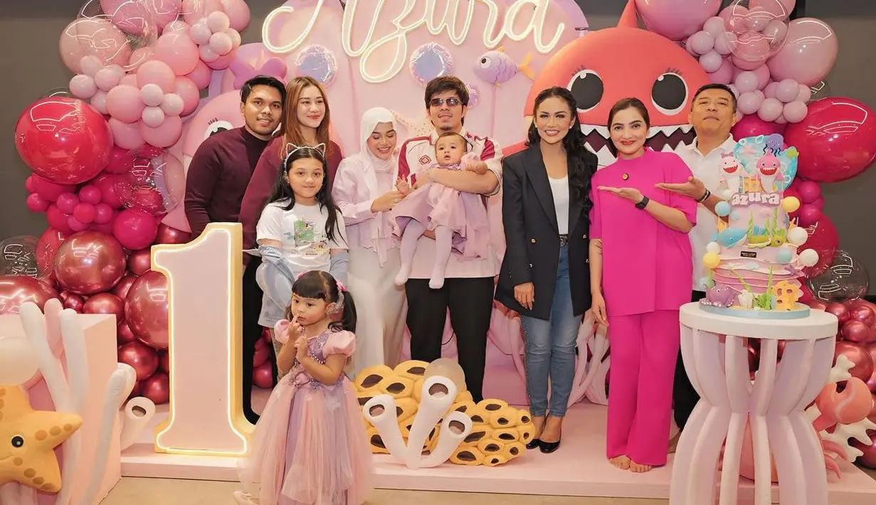 Kekompakan kakak beradik ini menciptakan momen magis yang membuat semua yang hadir gemas dan terpukau. Keduanya tampil layaknya dua little princess yang melangkah keluar dari cerita dongeng. [@krisdayantilemos/@aurelie.hermansyah].