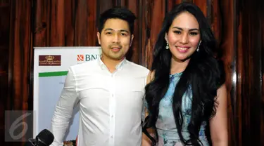 Artis peran dan pembawa acara Kartika Putri didampingi kekasihnya, Erick Iskandar, di pesta ulangtahun Muzdalifah, di kawasan Pramuka, Jakarta, Senin (15/6/2015). (Liputan6.com/Panji Diksana)