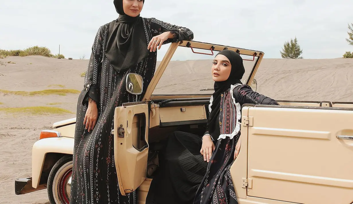 Zaskia Sungkar Jakarta menggandeng adik dan sang suami dalam kampanyenya. Shireen Sungkar dan Irwansyah tampil jadi muse dari brand milik Zaskia Sungkar ini. [Foto: @zaskiasungkarjakarta]