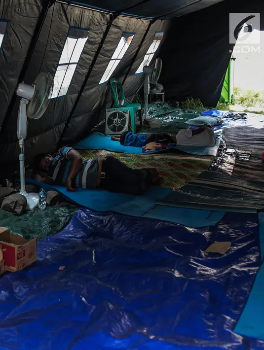 Suasana tenda pengungsian korban rumah ambles di Lodan Raya, Pademangan, Jakarta Utara, Kamis (22/11). Tenda pengungsian sementara didirikan di lapangan kosong belakang rumah-rumah yang ambles. (Liputan6.com/Faizal Fanani)