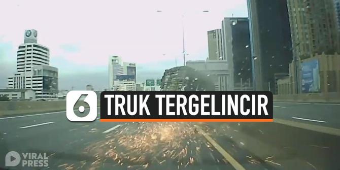 VIDEO: Alami Lepas Ban, Truk Tergelincir di Jalan Tol