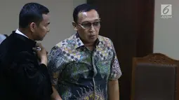 Sekertaris Jenderal Komite Olahraga Nasional Indonesia (KONI) Ending Fuad Hamidy berbincang dengan kuasa hukumnya saat menjalani sidang perdana sebagai terdakwa di Pengadilan Tipikor, Jakarta, Senin (11/3). (Liputan6.com/Johan Tallo)