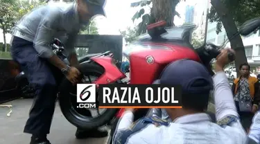 Belasan motor yang rata-rata milik ojek online yang terparkir di kawasan Thamrin City, diangkut petugas Sudin Perhubungan, Jakarta Pusat, Kamis (19/9) siang.