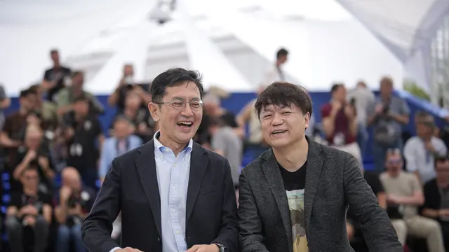 Goro Miyazaki dan Kenichi Yoda menerima Palme d'Or di Festival Film Cannes 2024. (Andreea Alexandru/Invision/AP)