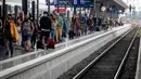 Penumpang berjalan di sepanjang peron di stasiun kereta utama di Frankfurt, Jerman, Jumat (14/8/2020). Mengenakan masker untuk melindungi diri dari corona Covid-19 adalah kewajiban di transportasi umum di Jerman. (AP Photo/Michael Probst)