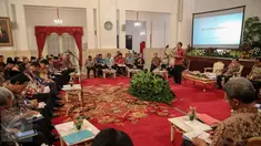 Presiden Joko Widodo menggelar Raker Pemerintah Tahun 2015 bersama Gubernur dan Bupati/Walikota di Istana Negara, Jakarta, Rabu (21/10/2015). Raker membahas Pilkada Langsung 2015, serapan anggaran di daerah dan dana desa. (Liputan6.com/Faizal Fanani)