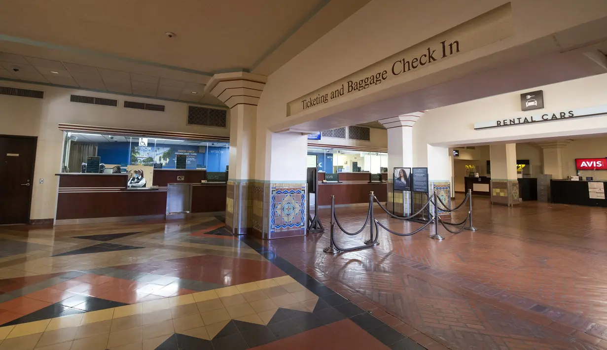 Pemandangan area tiket Union Station di pusat kota Los Angeles, California, Rabu (17/3/2021). Presiden Akademi David Rubin mengonfirmasi penyelenggara Academy Awards ke-93 atau Oscars 2021 akan digelar di dua lokasi berbeda, yakni Dolby Theater dan stasiun kereta Union Station. (VALERIE MACON/AFP)