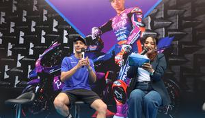 Momen Toprak Razgatlioglu (kiri) berkunjung ke SMK Negeri 39 Jakarta di Cempaka Putih hari Selasa (20/01/2026). (Muhammad Iqbal Ichsan/Bola.com)