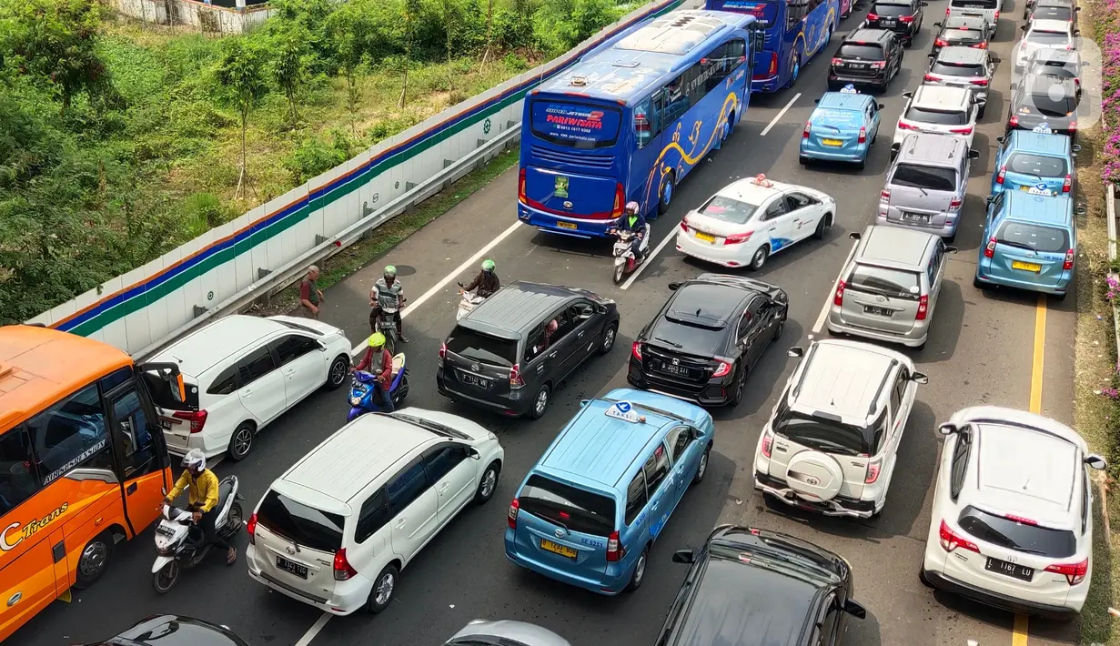 Sejumlah kendaraan terjebak kemacetan panjang di tol yang mengarah ke Bandara Soekarno-Hatta (Soetta), Tangerang, Banten, Selasa (10/11/2020). Kemacetan terjadi karena adanya penyambutan kepulangan pimipinan Front Pembela Islam (FPI) Rizieq Shihab. (Liputan6.com/Angga Yuniar)