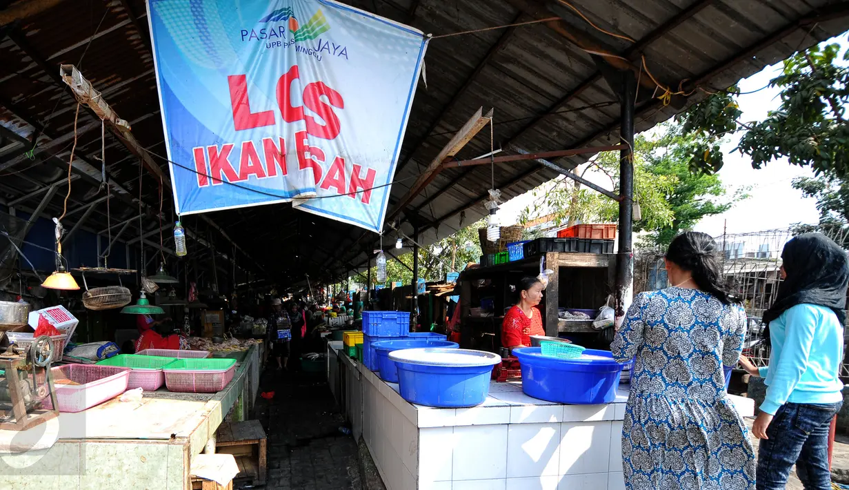 Pedagang dan pembeli melakukan transaksi di Pasar Minggu, Jakarta, Rabu (22/7/2015). Hari ke-5 pasca Lebaran, aktivitas perdagangan di pasar tradisional belum kembali normal. (Liputan6.com/Yoppy Renato)