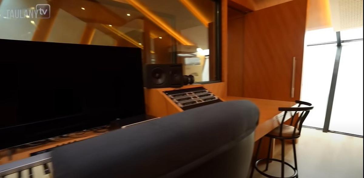 7 Potret Studio Ello yang Berada di Rooftop Rumah, Desain Mirip Rumah Panggung - Jadi Tempat Berkarya