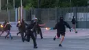 Pengunjuk rasa bersiap melemparkan bom molotov ke arah polisi antihuru-hara saat unjuk rasa terkait kematian warga Afrika-Amerika yang bernama George Floyd di Athena, 3 Juni 2020. Ribuan orang ambil bagian dalam unjuk rasa di ibu kota Yunani pada Rabu (3/6) atas kematian Floyd. (Xinhua/Marios Lolos)