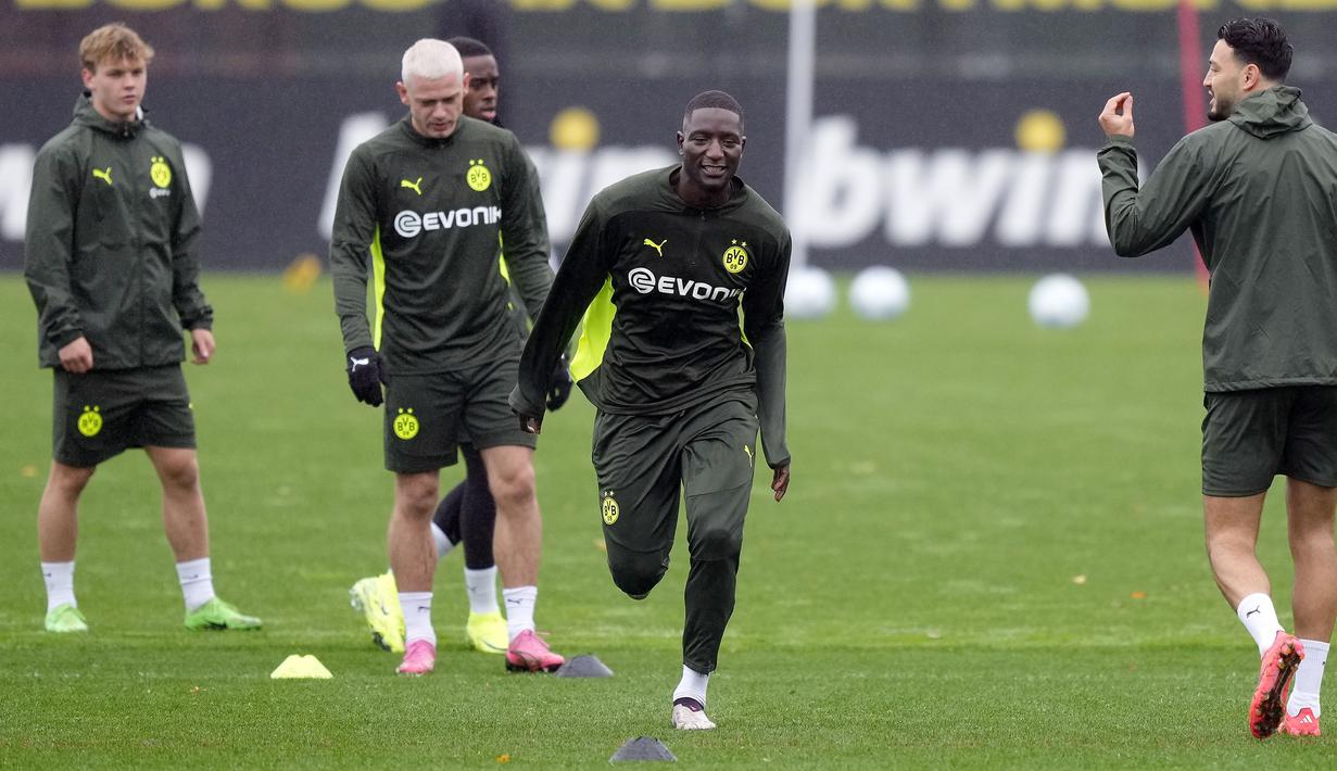 Serhou Guirassy (tengah) dan sejumlah pemain Borussia Dortmund melakukan latihan menjelang laga lanjutan Liga Champions 2024/2025 melawan Real Madrid di tempat latihan Dortmund, Jerman, 21 Oktober 2024. (AP Photo/Martin Meissner)