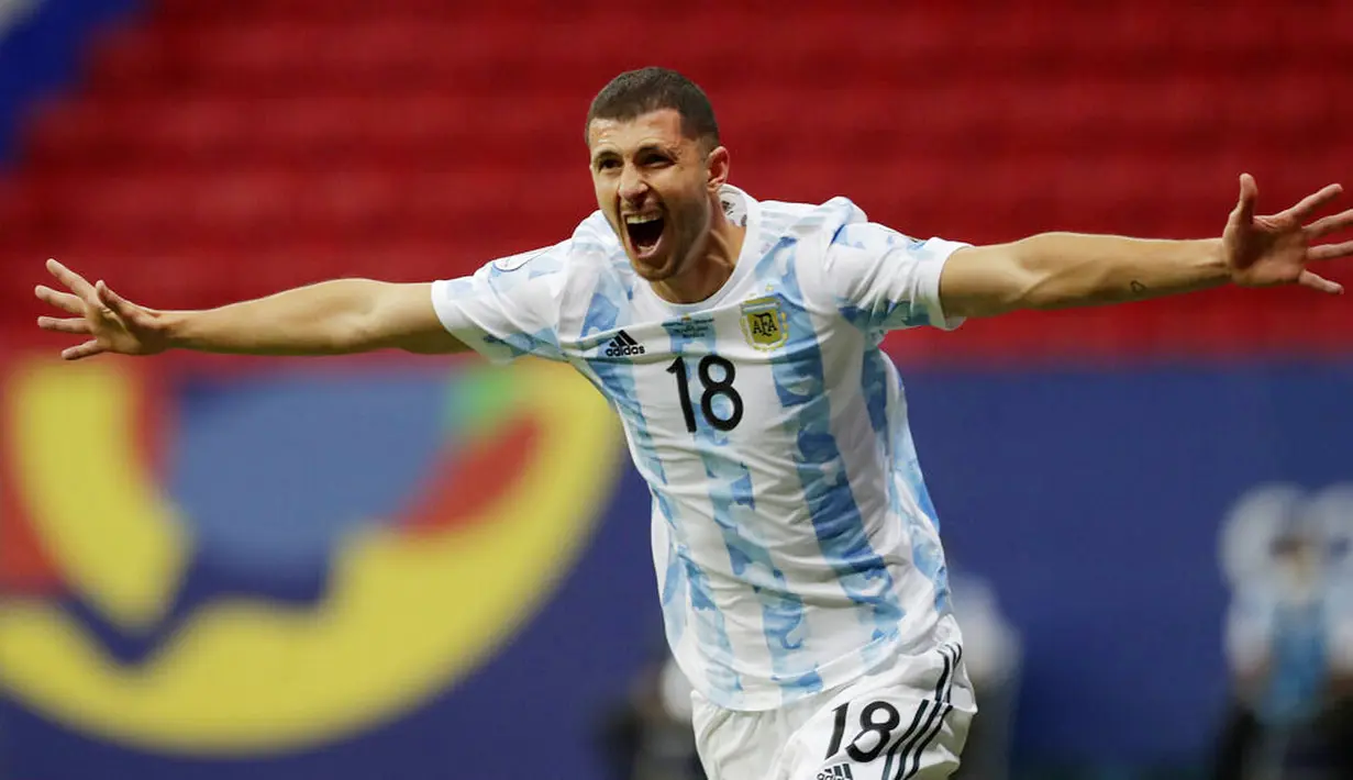 Timnas Argentina akhirnya berhasil meraih kemenangan perdana di Copa America 2021. Tim Tango sukses membungkam Uruguay dengan skor tipis 1-0. (AP/Eraldo Peres)