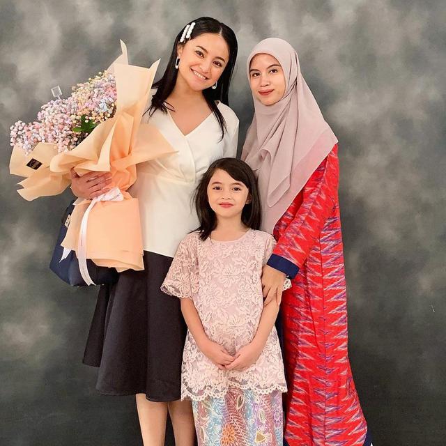 Tak Jaga Jarak, 6 Artis Ini Tetap Berhubungan Baik dengan Mantan Istri Suaminya