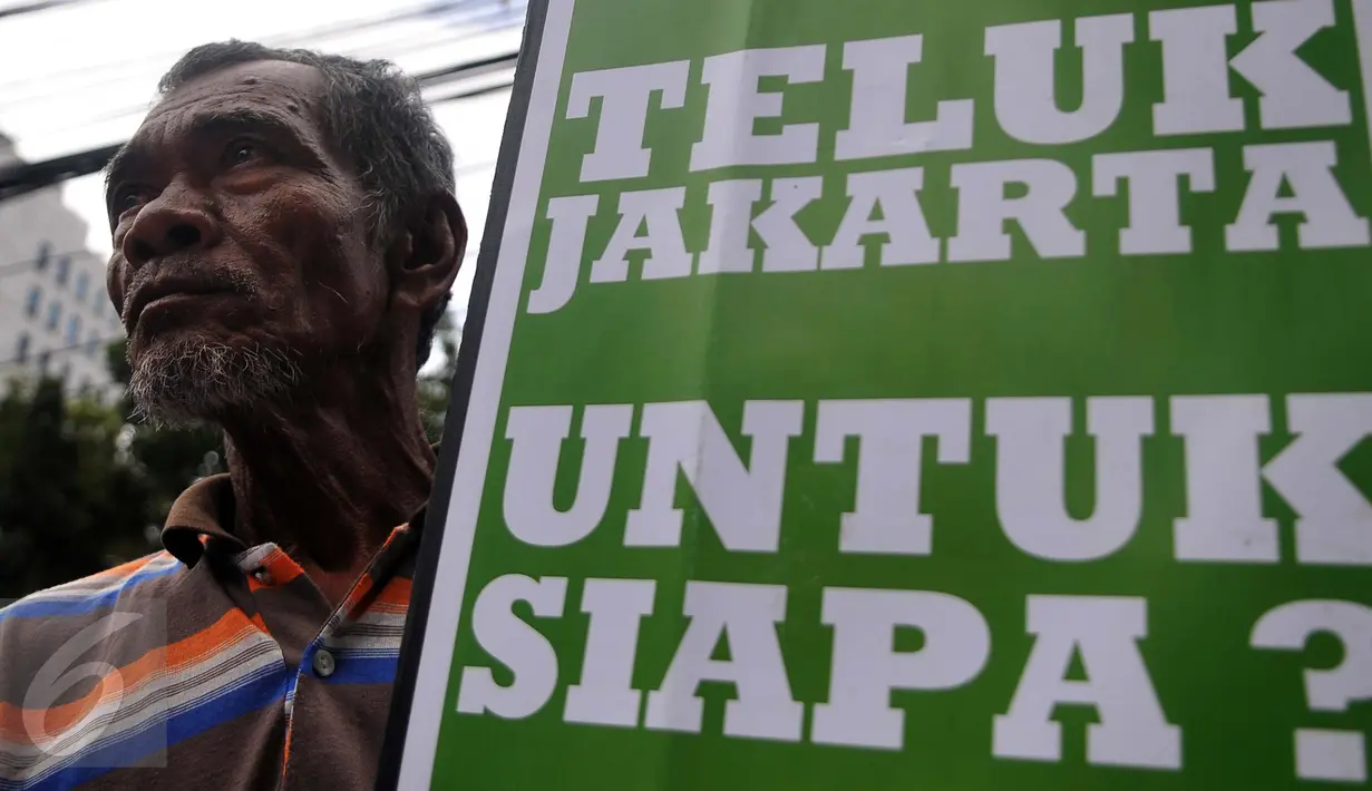 Seorang Nelayan saat mengelar demo menolak reklamasi teluk Jakarta di depan kantor DPRD DKI Jakarta, Selasa (1/3). Mereka menyampaikan kekhawatirannya terhadap reklamasi yang bisa menyulitkan mencari ikan. (Liputan6.com/Gempur M Surya)