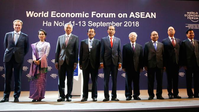 Presiden Joko Widodo atau Jokowi menyampaikan pidatonya pada pembukaan World Economic Forum on ASEAN di National Convention Centre di Hanoi, Vietnam, Rabu (12/9). (AP Photo/Bullit Marquez)