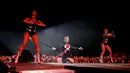 Aksi panggung Robbie Williams bersama para penari di Festival Musik Corona Capital di Meksiko (17/11). Pria 44 tahun ini tampil energik mengenakan setelan jas hitam dan rok yang dihiasi bintang merah. (AP Photo/Eduardo Verdugo)