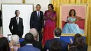 Reaksi mantan Presiden AS Barack Obama dan istrinya mantan ibu negara Michelle Obama setelah mengungkap potret resmi dari lukisan mereka yang akan menjadi koleksi Gedung Putih di Ruang Timur Gedung Putih, Washington, Rabu (7/9/2022). Lukisan ini dipilih dari sekitar 100 gambar dan setiap foto memakan waktu sekitar satu tahun untuk diselesaikan. (AP Photo/Andrew Harnik)