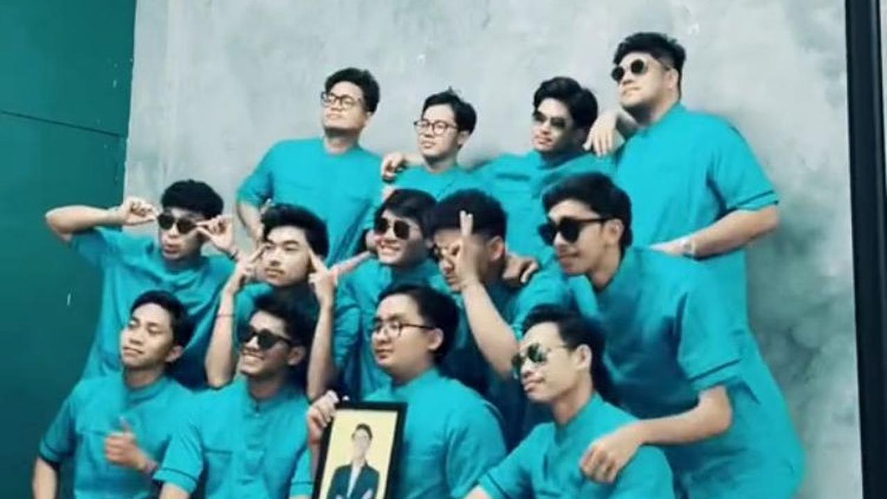 Sekelompok Dokter Ini Foto Studio dengan Membawa Foto Rekannya yang Meninggal, Bikin Haru