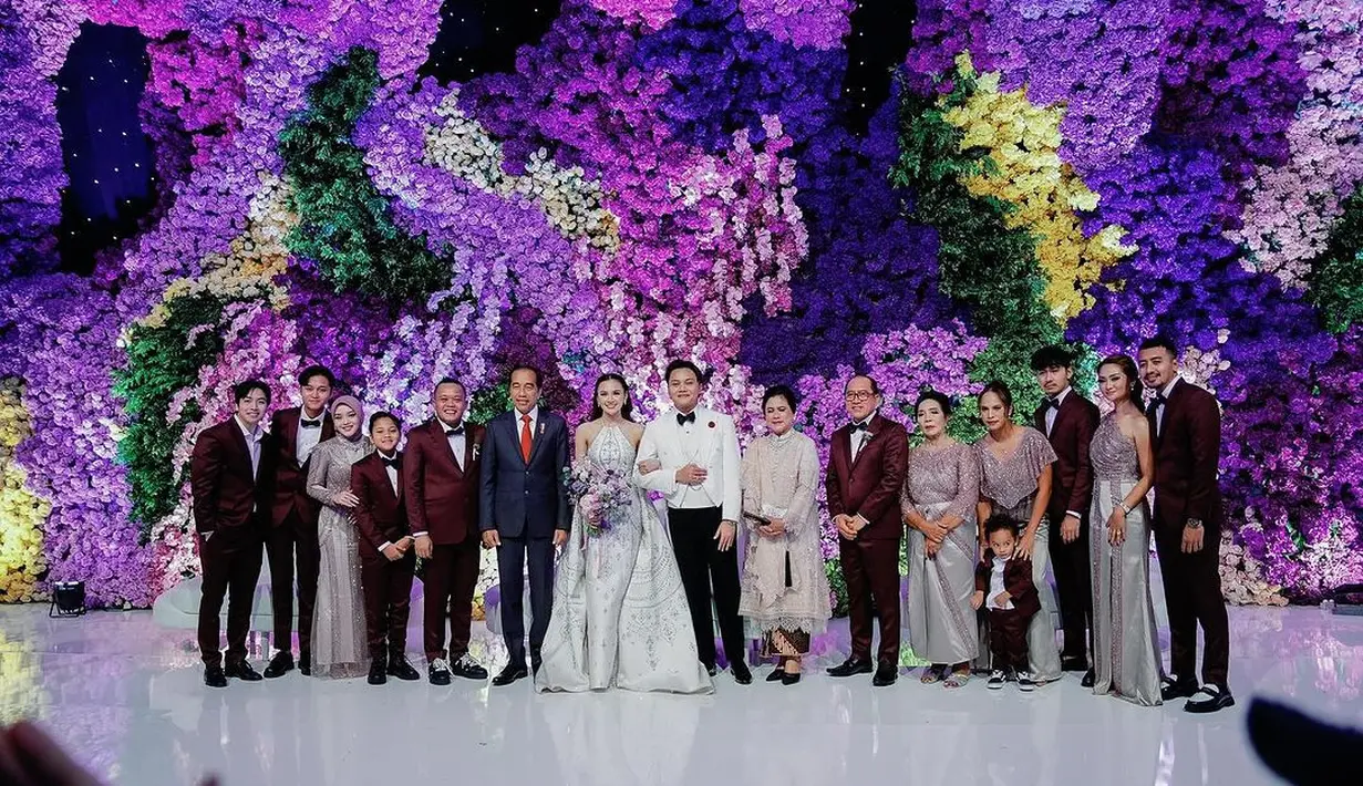 Iriana juga tampil mengenakan kain batik berwarna gelap sebagai bawahan. [Foto: Instagram/ferdinan_sule]